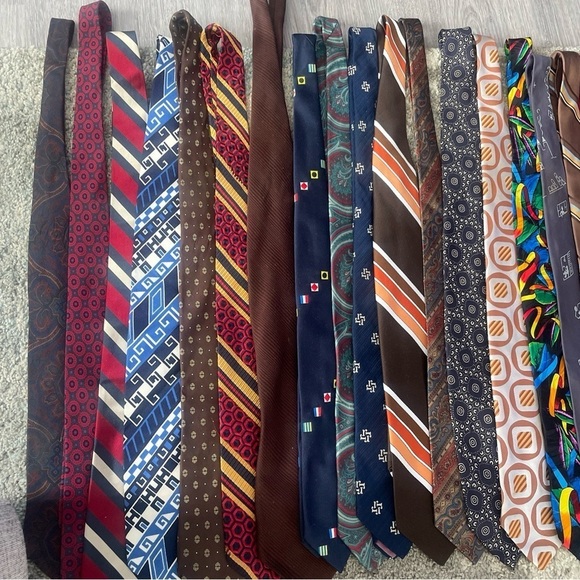 Lot of 50 Vintage NeckTies Gucci, Givenchy, Ernst, Haulinetrigere - Picture 2 of 15